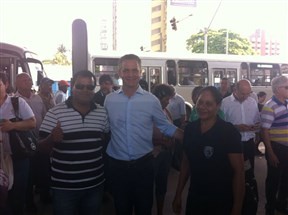 No primeiro dia após ser eleito, Ulisses Maia vai ao terminal urbano